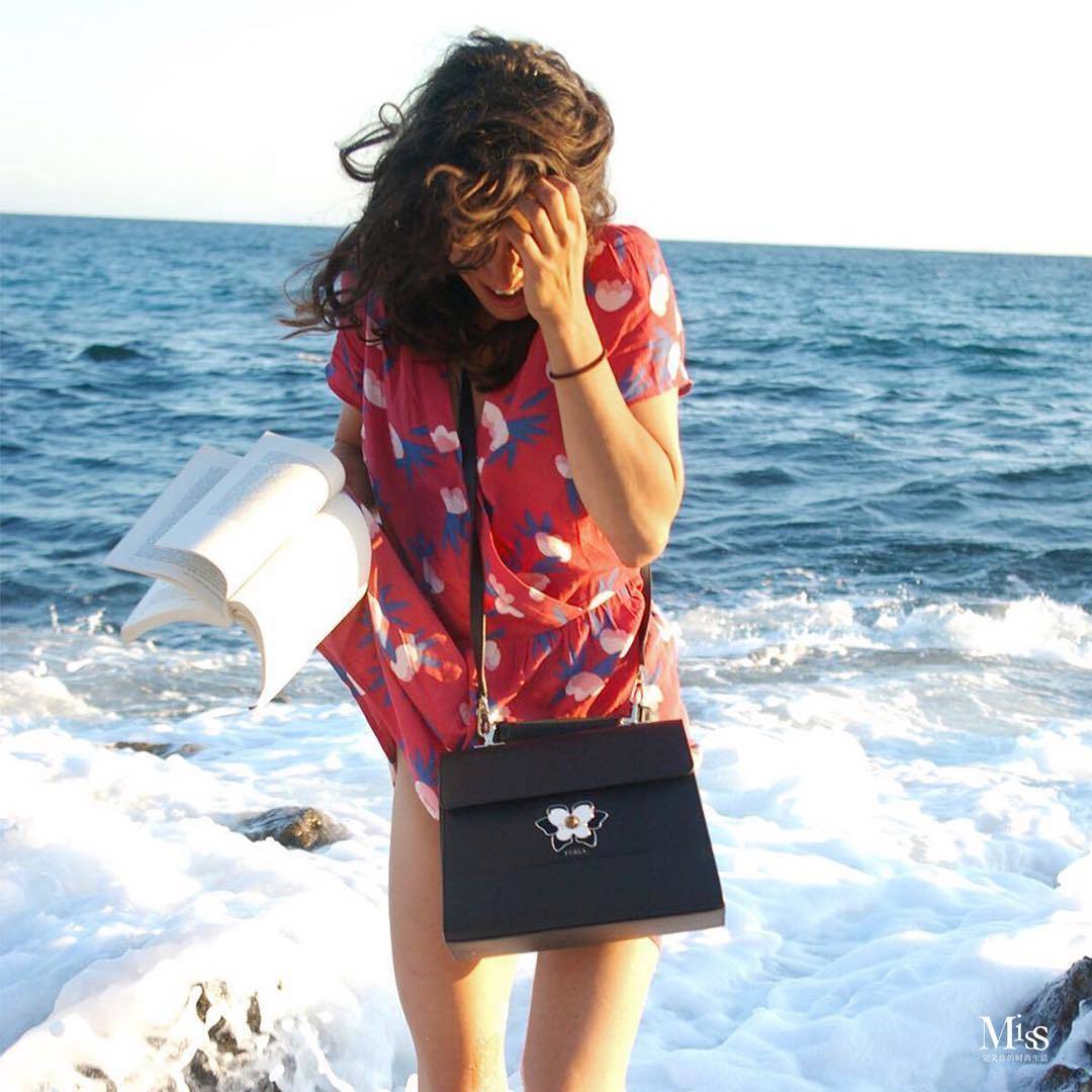 女人背包的姿态,姿态女生表情包