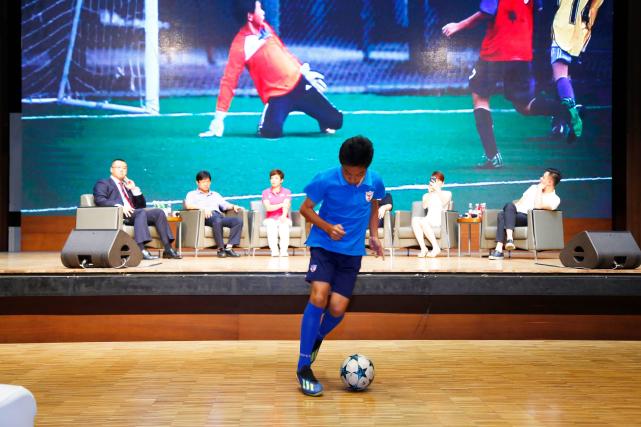 《第5频道》杂志“十年，不忘你我”主题论坛在京举办