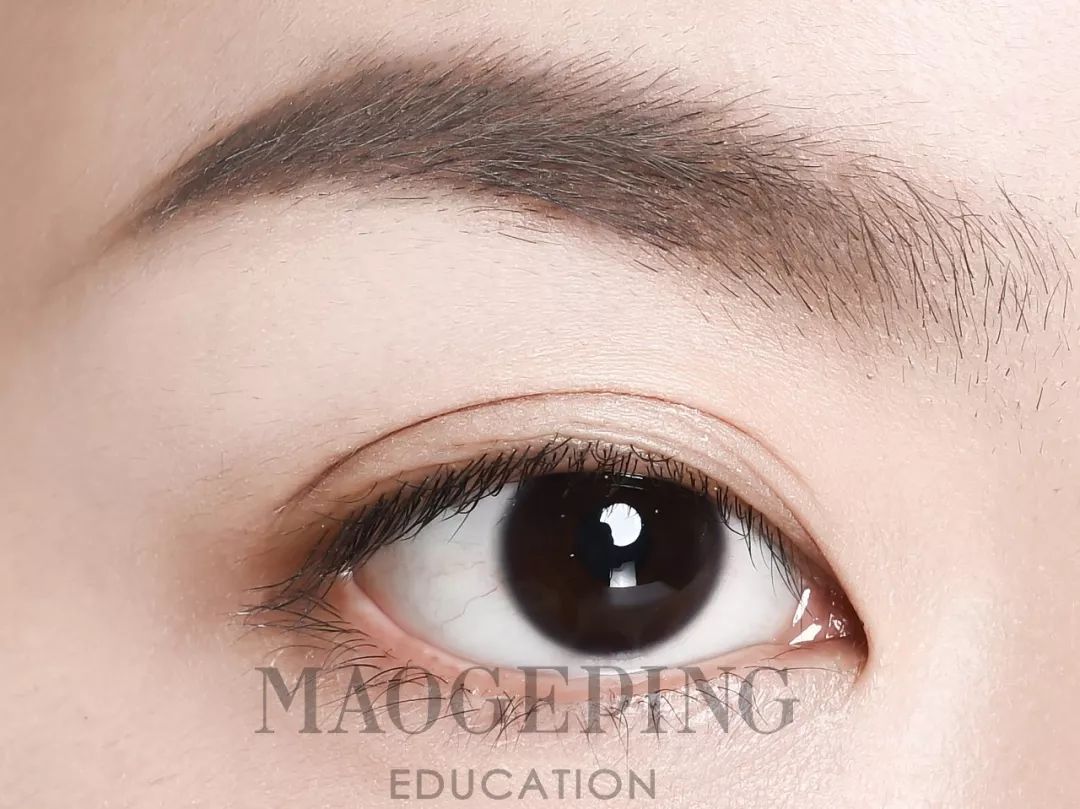 如何用眼影画整个眼妆,画完眼影上粉底