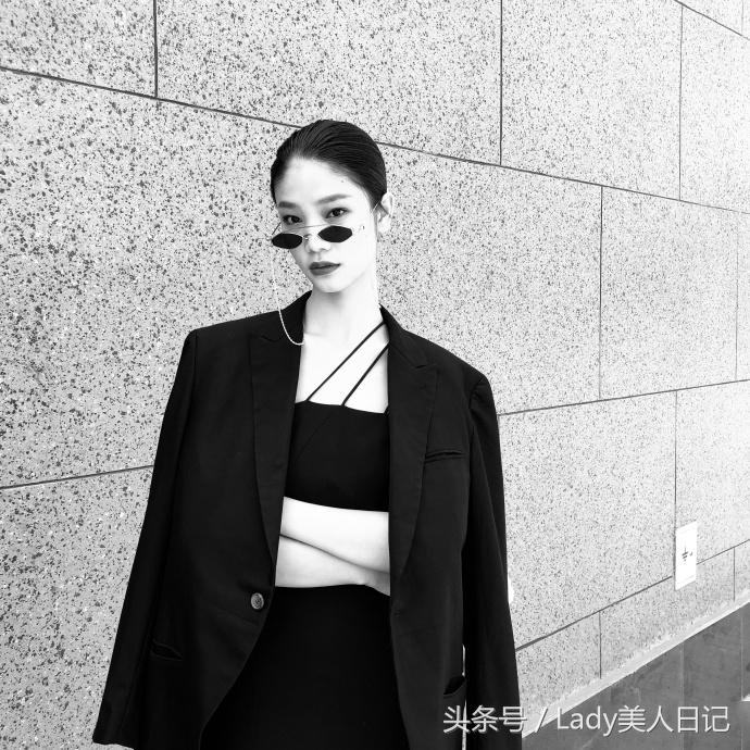 身陷纪凌尘出轨风波的超模王艺，穿搭丝毫没有小三气质，大气独特