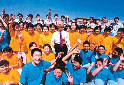 洒向桑梓都是爱——追记香港慈善家田家炳先生