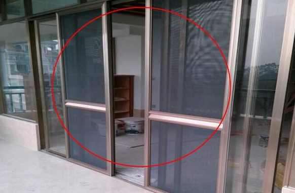 生活妙招纱窗脏了不用拆下来清洗,纱窗脏了难清理教你一招轻松解决