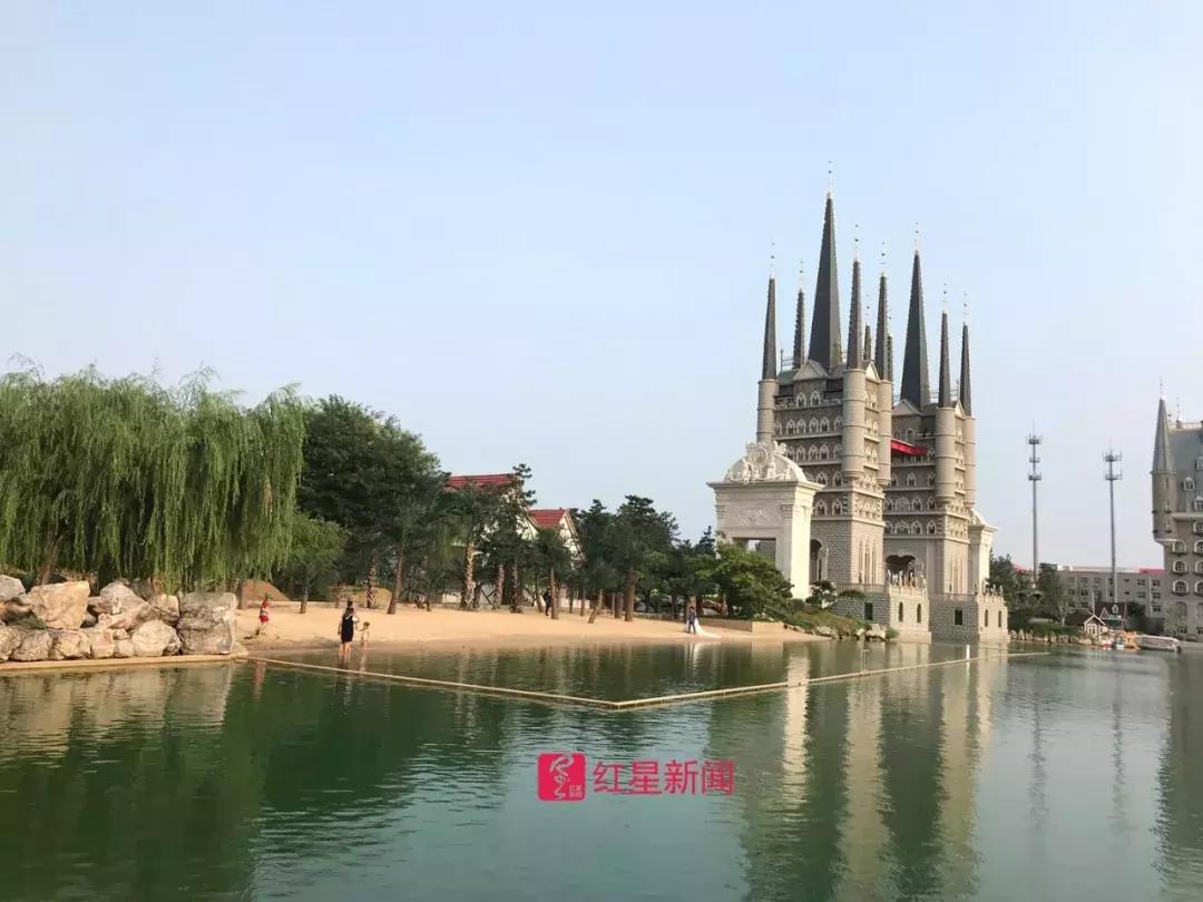 一边是亭台楼阁一边是“魔法学校”，这个“美术帝国”有点……