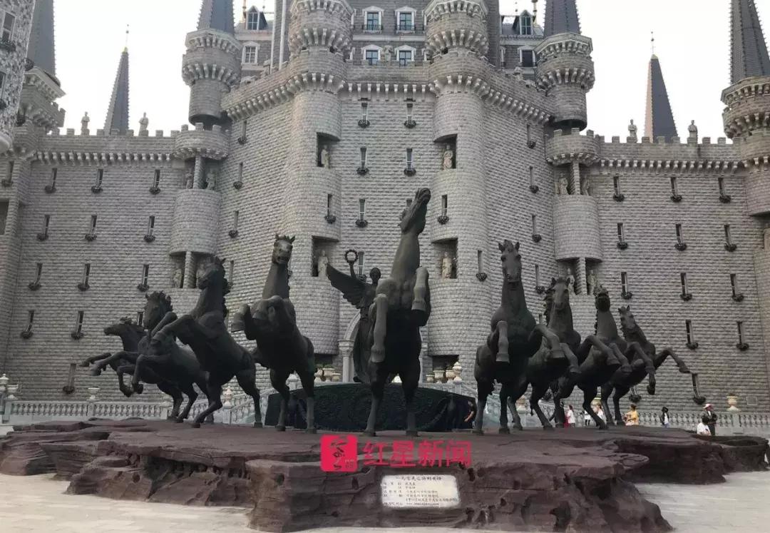 一边是亭台楼阁一边是“魔法学校”，这个“美术帝国”有点……