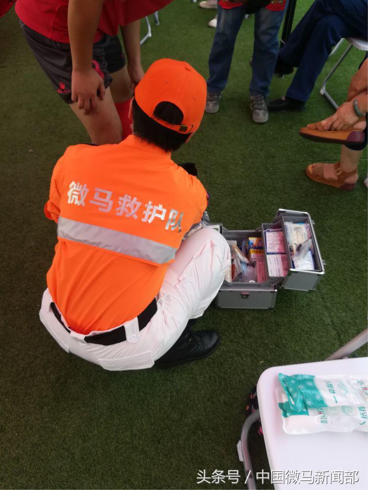 微马救护队为“联建杯”足球赛第七个比赛日全程守护