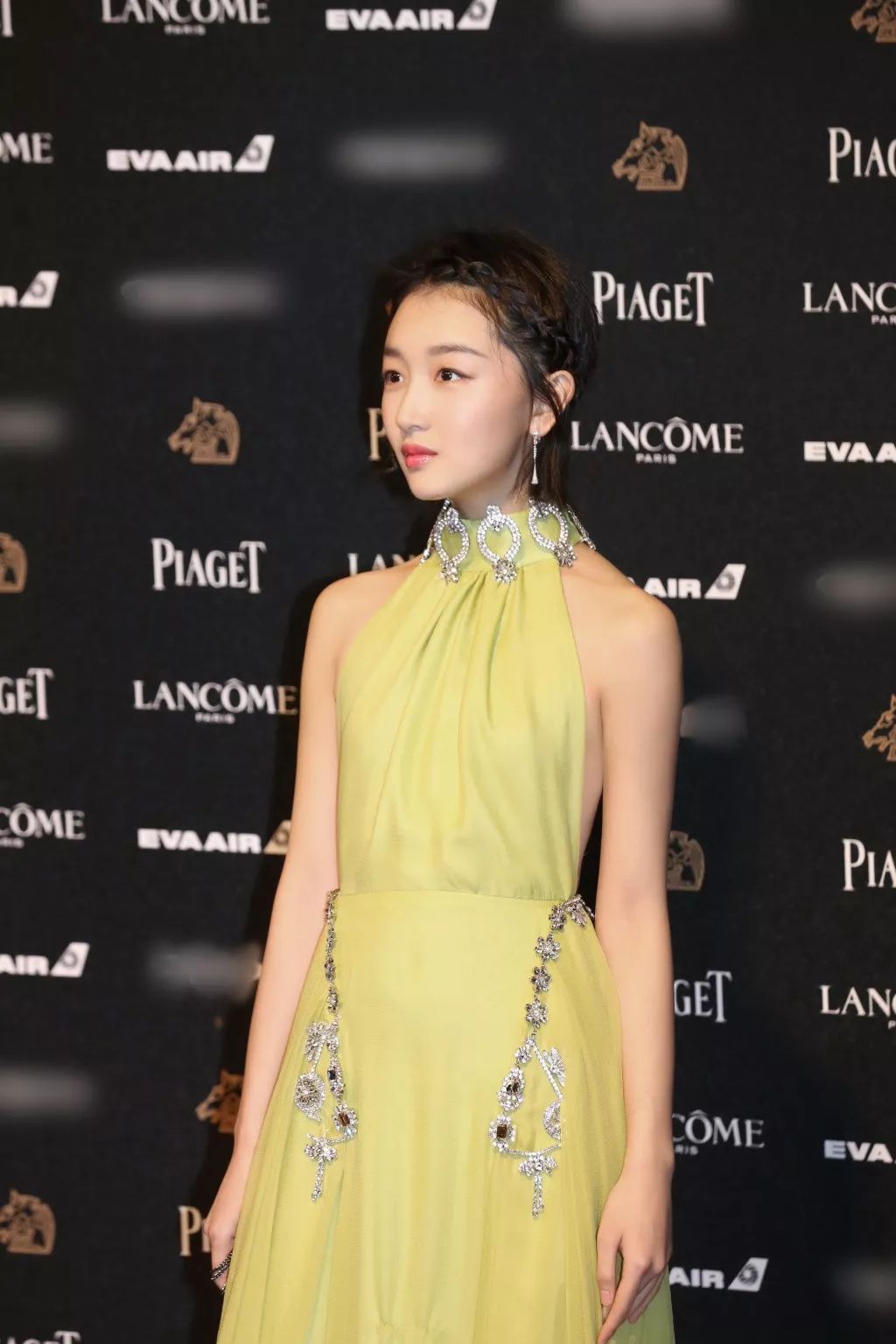 方便好看又无需打理的短发造型,给大家分享一款短发造型教程