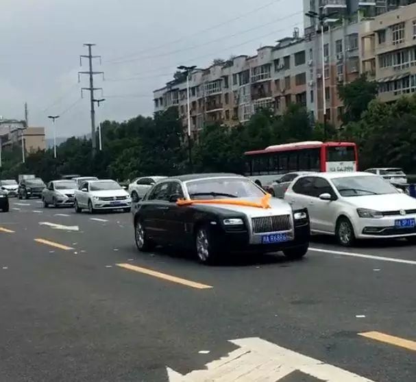成都土豪结婚，70辆婚车队伍！全是“比亚迪”和劳斯莱斯