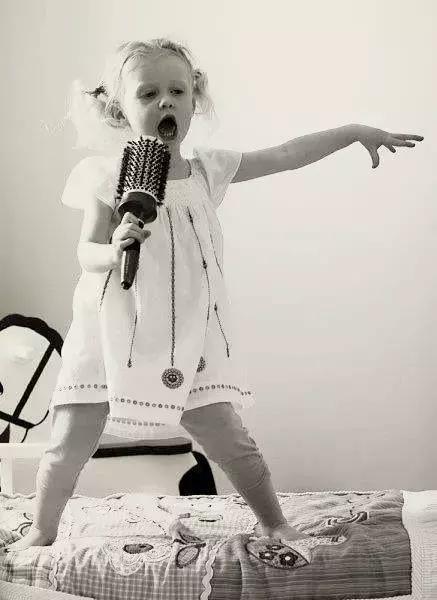 密密麻麻的红痱都爬满了孩子的整个身体,但为什么不能用痱子粉?