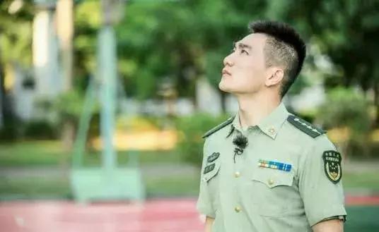 张馨予老公何捷童年照曝光,张馨予老公何捷多大年龄了