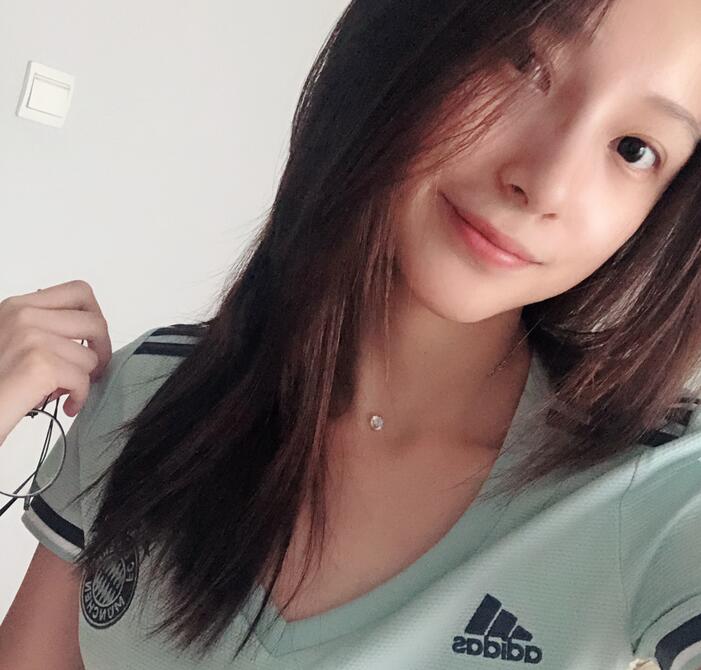 谁更美？央视两大美女主播穿拜仁球衣照，球迷：一个甜美一个清纯