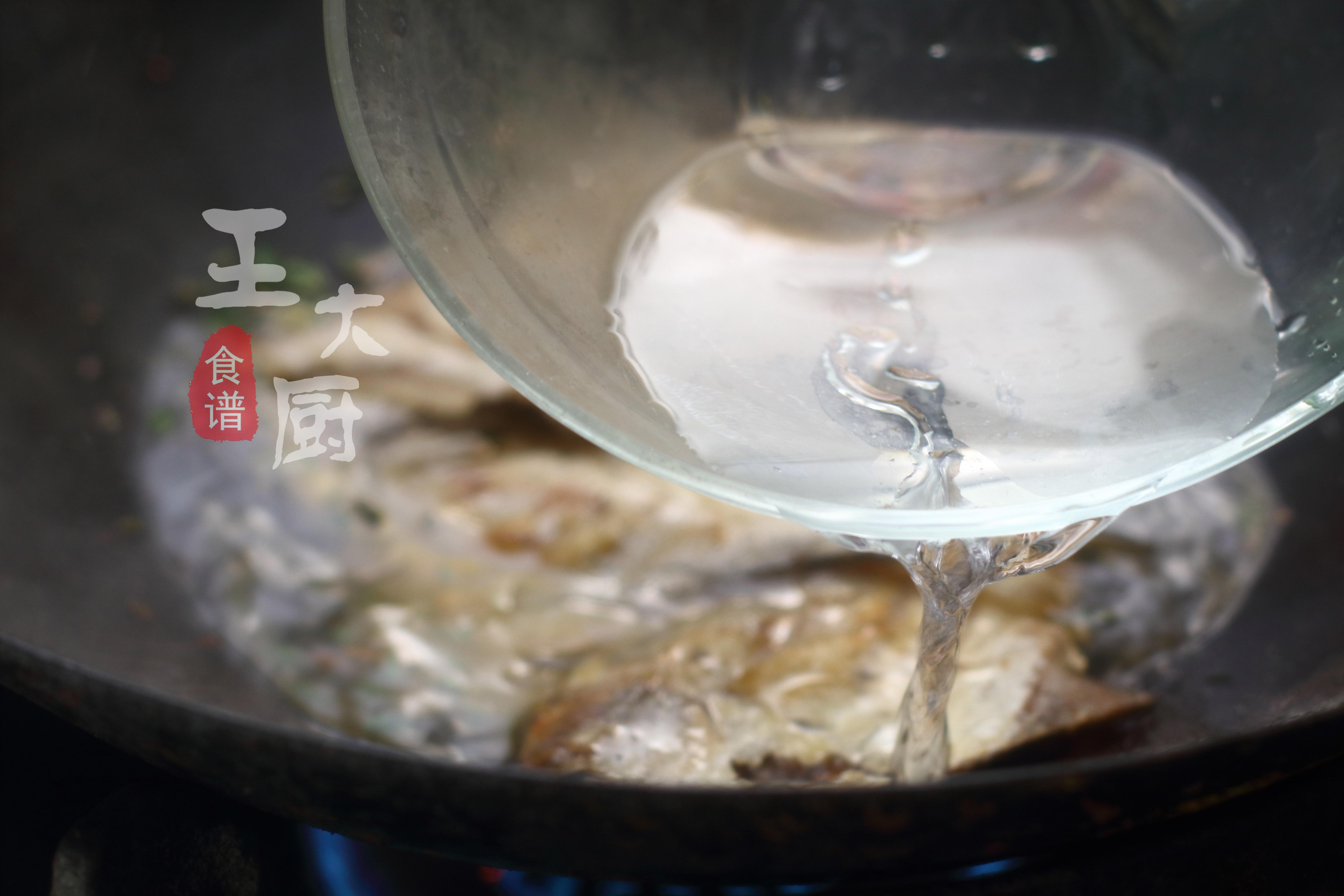 干烧金鲳鱼的做法视频,酒店金鲳鱼干烧的做法