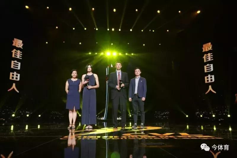 排超联赛天津女排捧起第16冠,排超联赛天津女排颁奖牌和鲜花