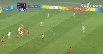 国足险些进球,国足尴尬过人