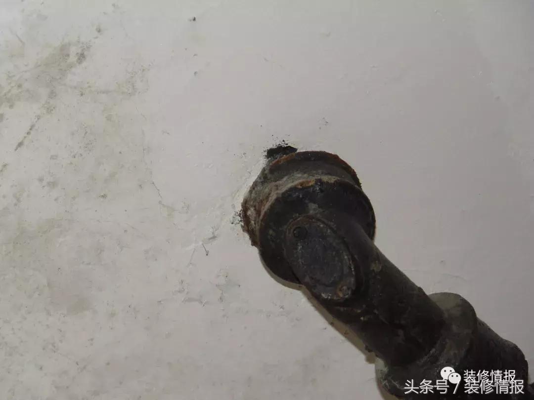 铺完瓷砖不是特别平整,瓷砖铺贴有一点点高低不平