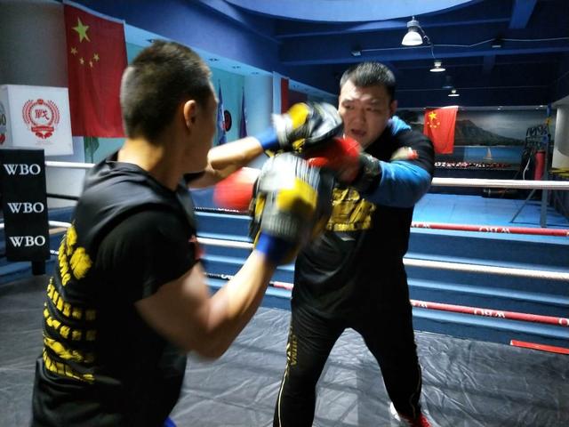 人民日报数十次发文怒斥娱乐偶像泛滥,张君龙式硬汉才是中华脊梁