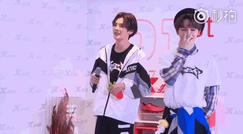 乐华七子久违的合体,乐华七子西装