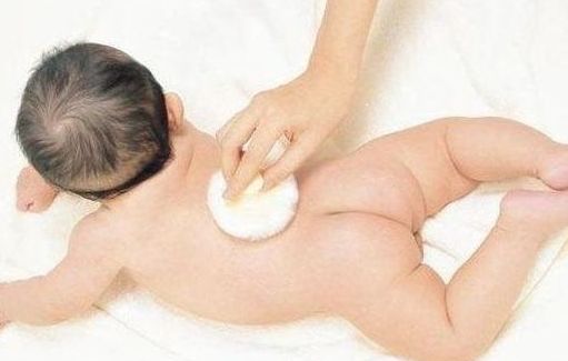 宝宝长痱子用花露水吗,宝宝长痱子用炉甘石反而更严重了