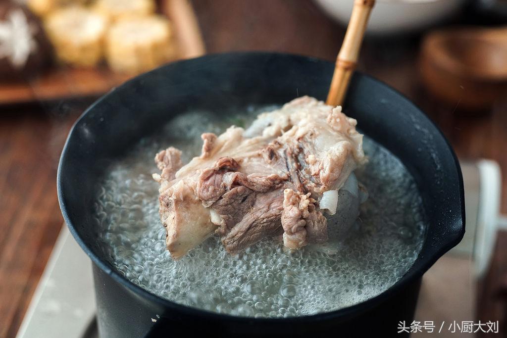 骨头汤怎样快速熬出白汁,如何熬出又白又浓的骨头汤