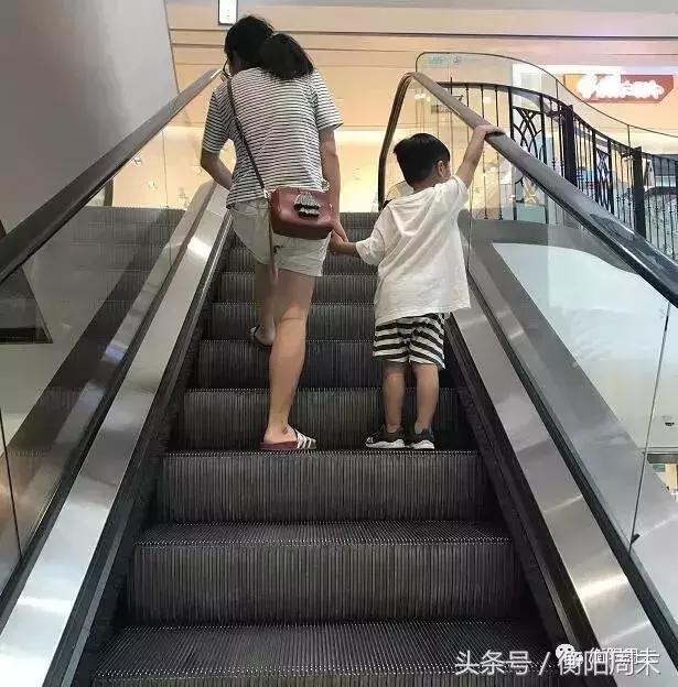 电梯惊魂小孩子,商场电梯惊魂