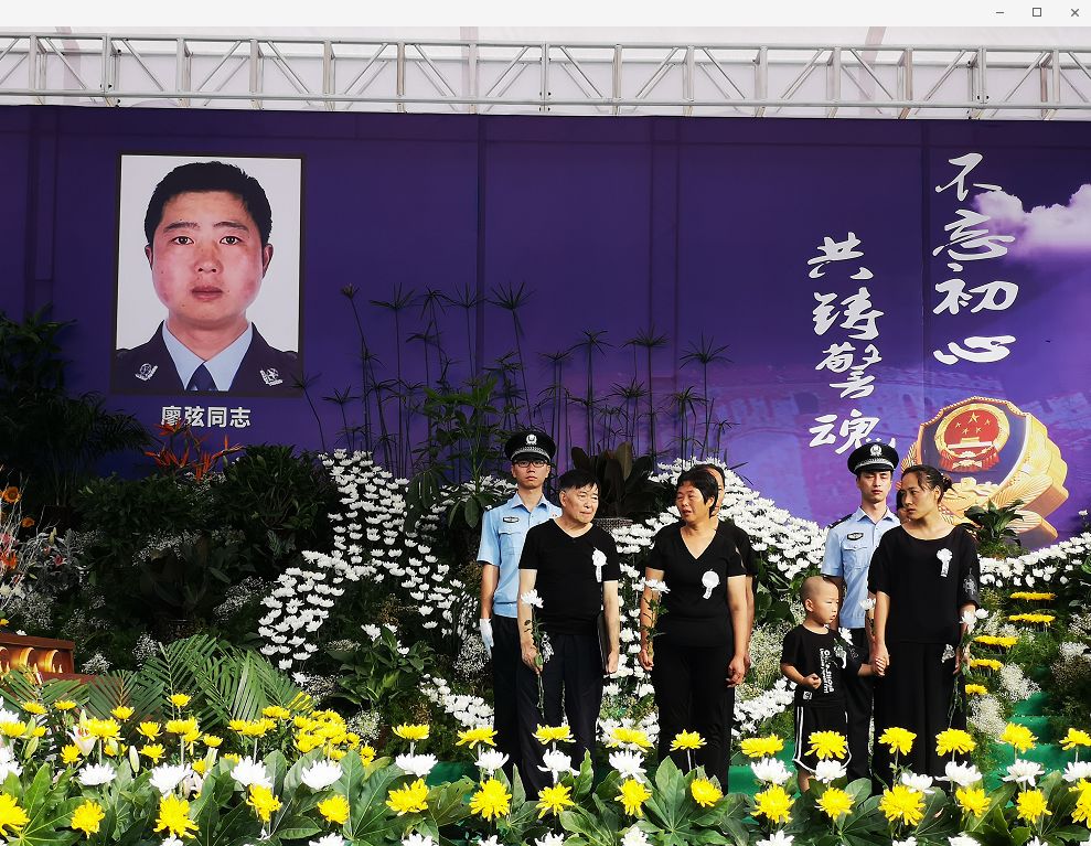 全城鸣笛送牺牲英雄回家,全城出租车送别牺牲民警