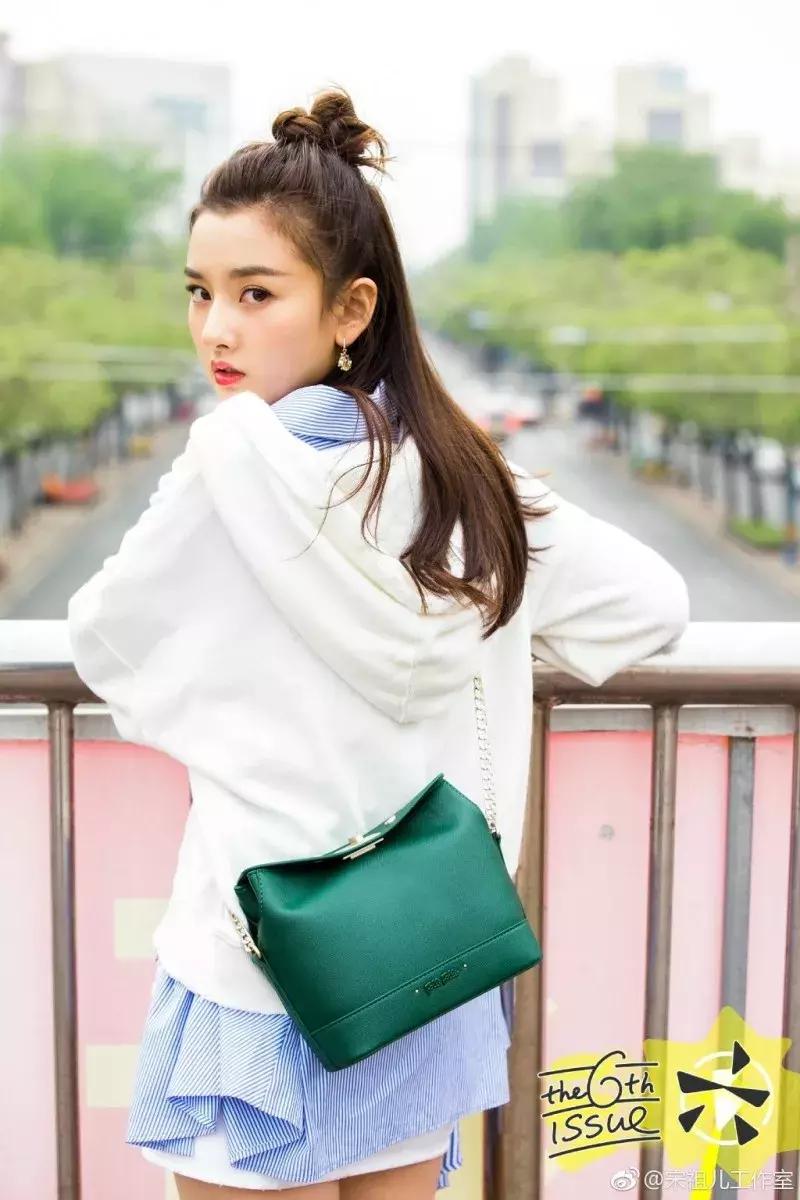 头发这样扎起来真好看,减龄发量少怎么扎头发