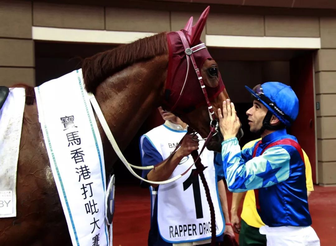 载入香港百年赛马史册，历届马王全家福拿走不谢！