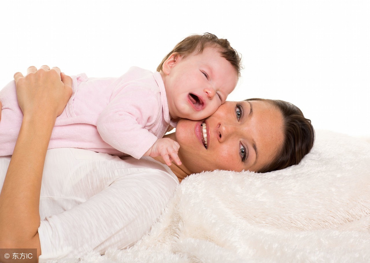 宝妈喂奶姿势的正确方法,宝妈正确的喂奶姿势