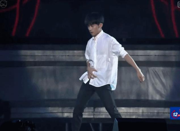 易烊千玺节目被选手diss,易烊千玺和蔡徐坤同框