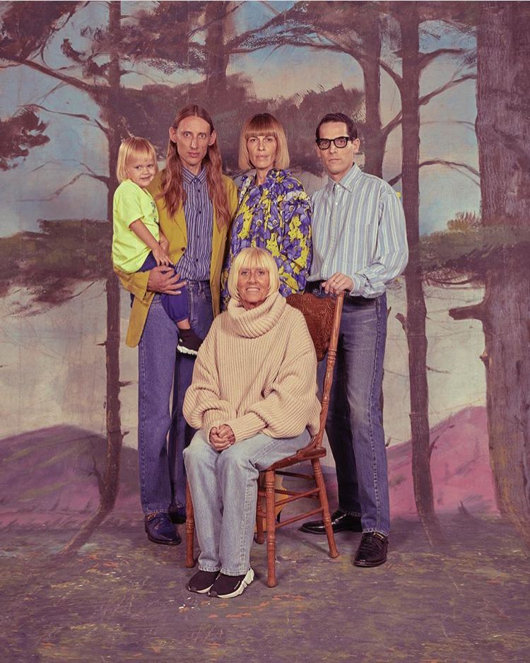 排队买“爆款”的年轻人，和他们的迷茫与不安