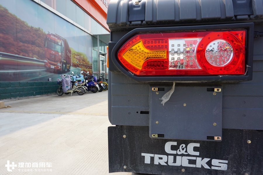 据说拉风叶大件都没有问题，这是国产重载卡车市场的又一悍将？