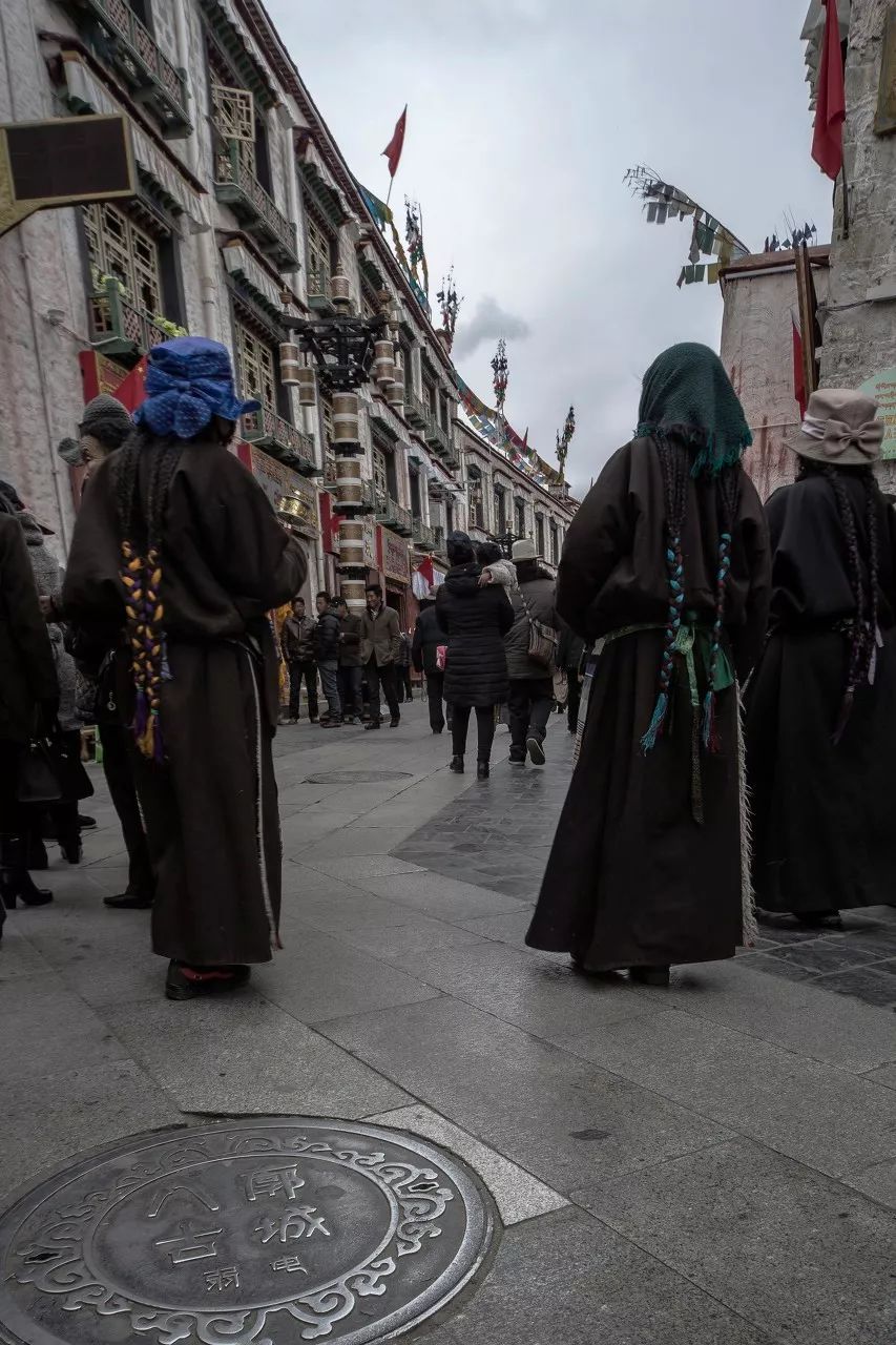 为什么少数民族衣服花里胡哨,为什么少数民族都有服装