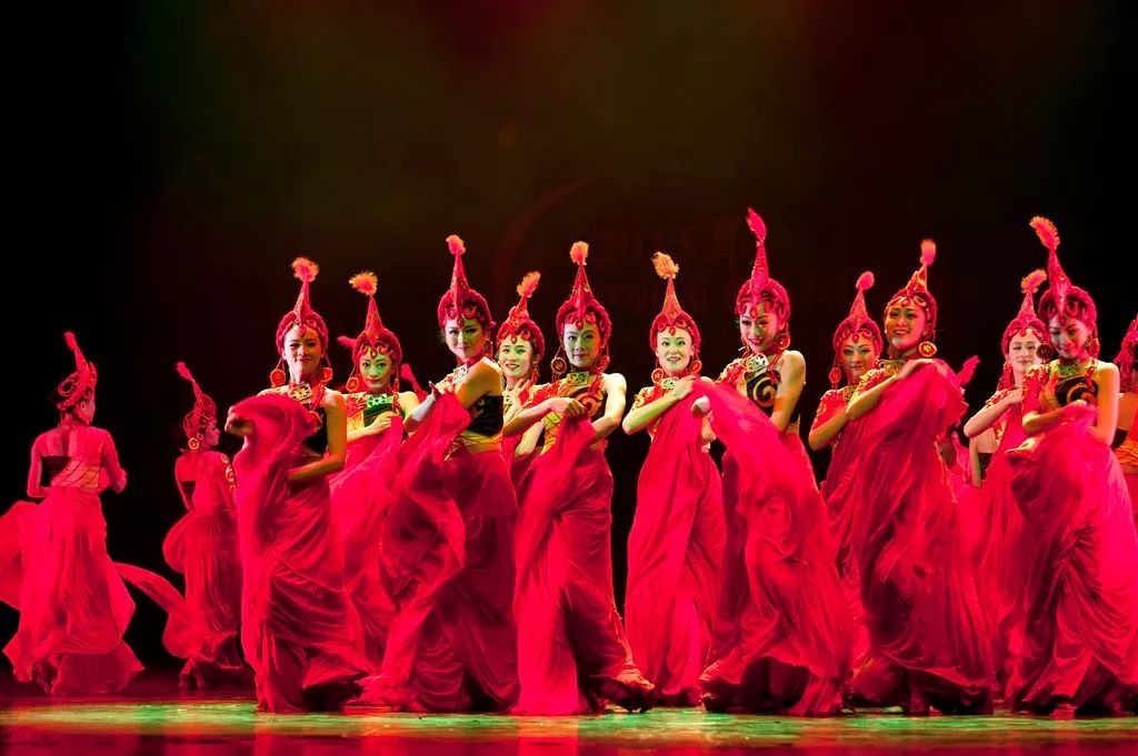 为什么少数民族的服饰都很好看,为什么少数民族衣服花里胡哨