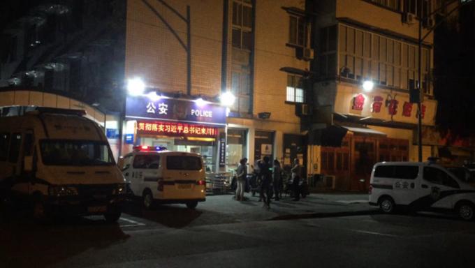 女子骑电动车夹在货车中间,女子骑着电动车被货车穿过马路