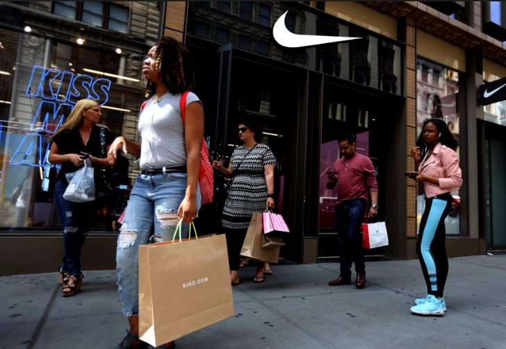 传牛仔品牌Lee将被出售；安踏卷入“抄袭”漩涡；木村拓哉15岁女儿成宝格丽最年轻品牌大使