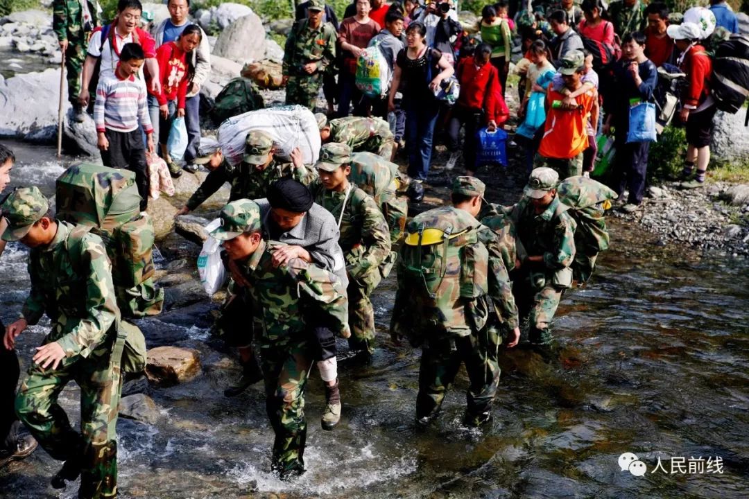 汶川抗震救灾真实影像,十年前汶川地震15名勇士跳伞