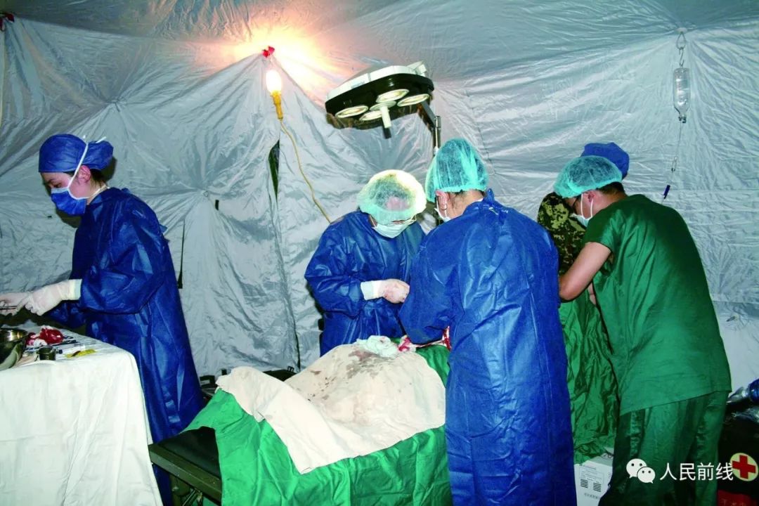 汶川抗震救灾真实影像,十年前汶川地震15名勇士跳伞