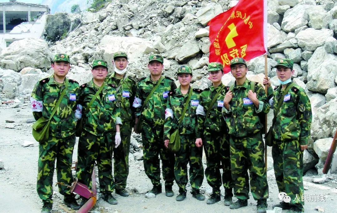 汶川抗震救灾真实影像,十年前汶川地震15名勇士跳伞