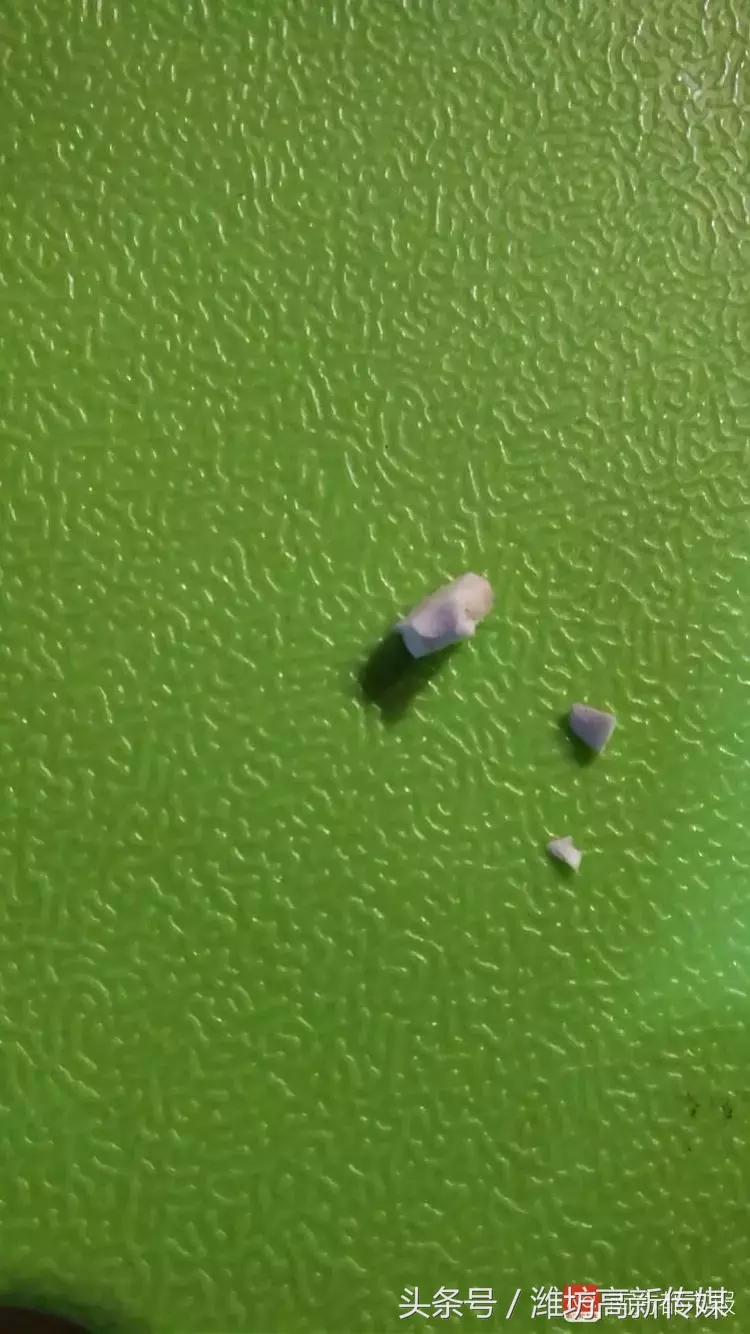 咔嚓!飞机餐吃出瓷器片,口腔被划破流血!更扎心的是赔偿……