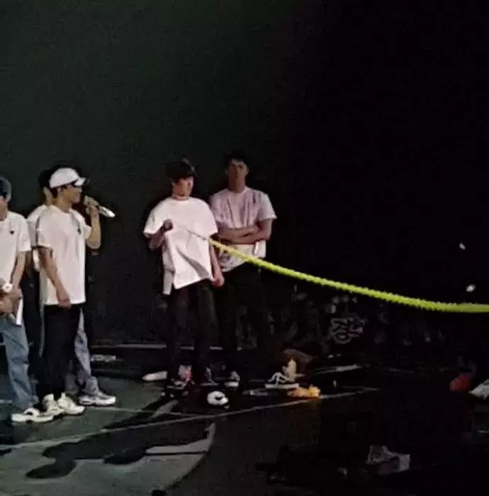 吴世勋边伯贤参加的中国节目,吴世勋边伯贤黑色西装参加活动