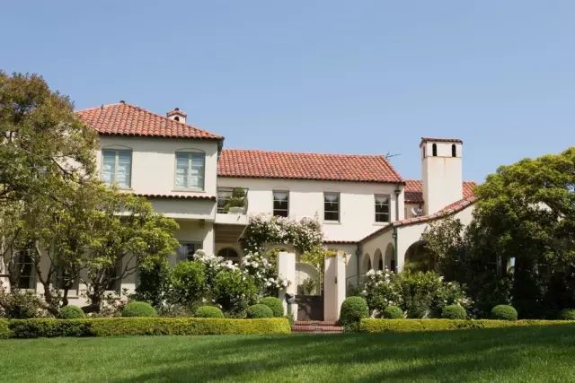 草坪该如何养护管理,楼顶花园草坪选择哪种比较好