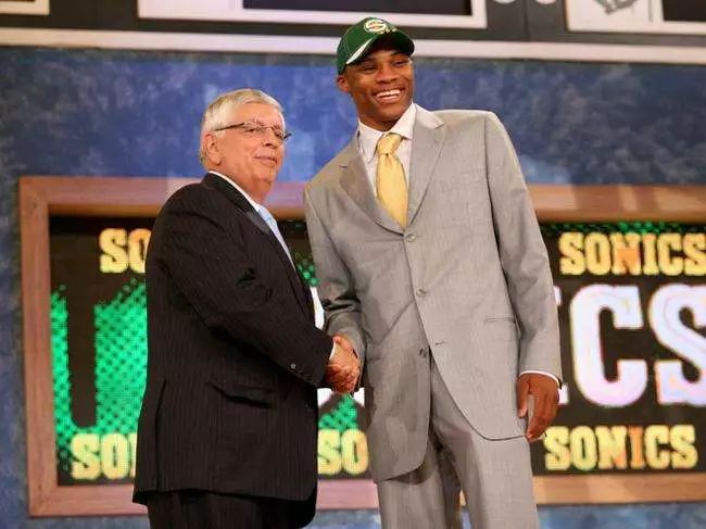 威少两个赛季的三双无人可破,威少用出色的表现回应外界的质疑