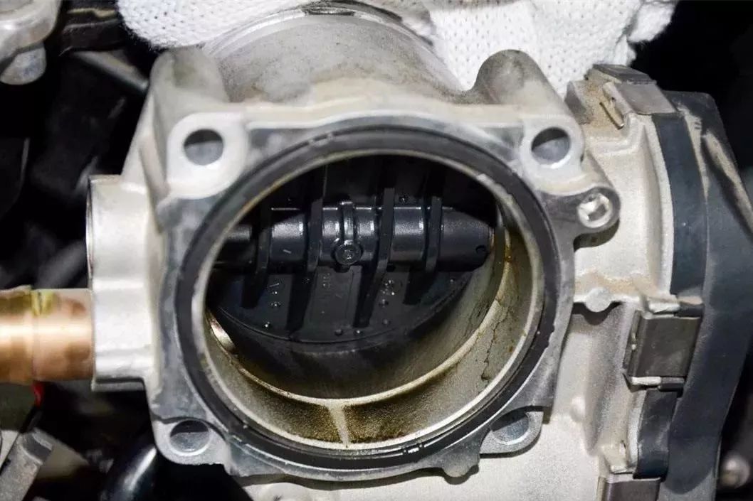 清洗节气门后油耗升高是正常的吗,节气门脏了油耗增高