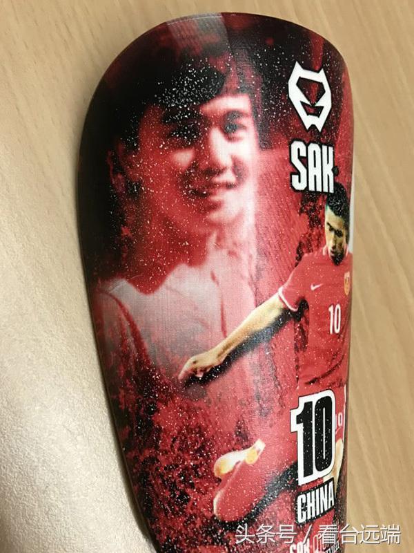 U23小将将亡友照片印护腿板亚运破门后举起悼念