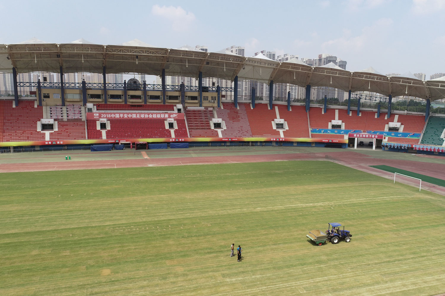 河南建业是不是换了草皮,河南建业草皮铺设