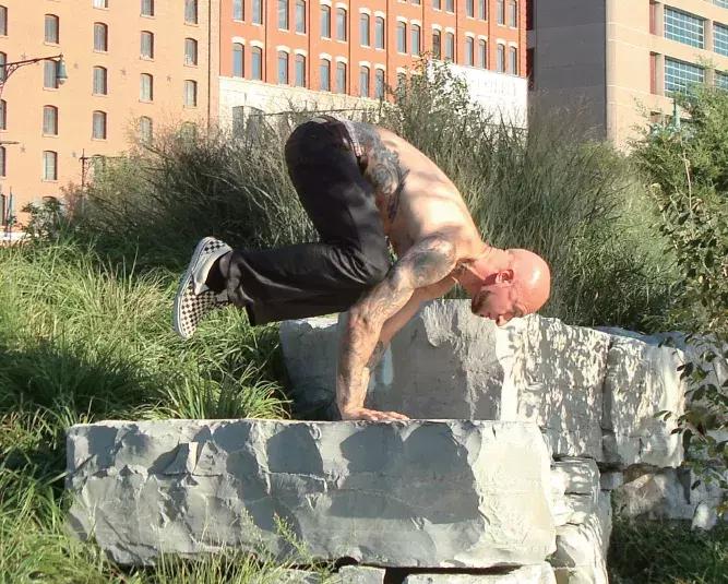 离墙倒立怎么掌握平衡,靠墙倒立该怎么倒上去