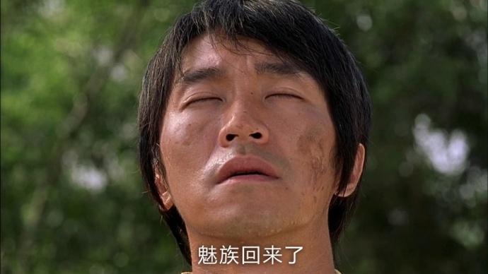 少林足球周星驰隔着玻璃看足球,看周星驰少林足球