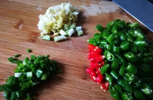 煎鱼只要学会这两点保证不会粘锅,煎鱼入味又不破皮全靠这招