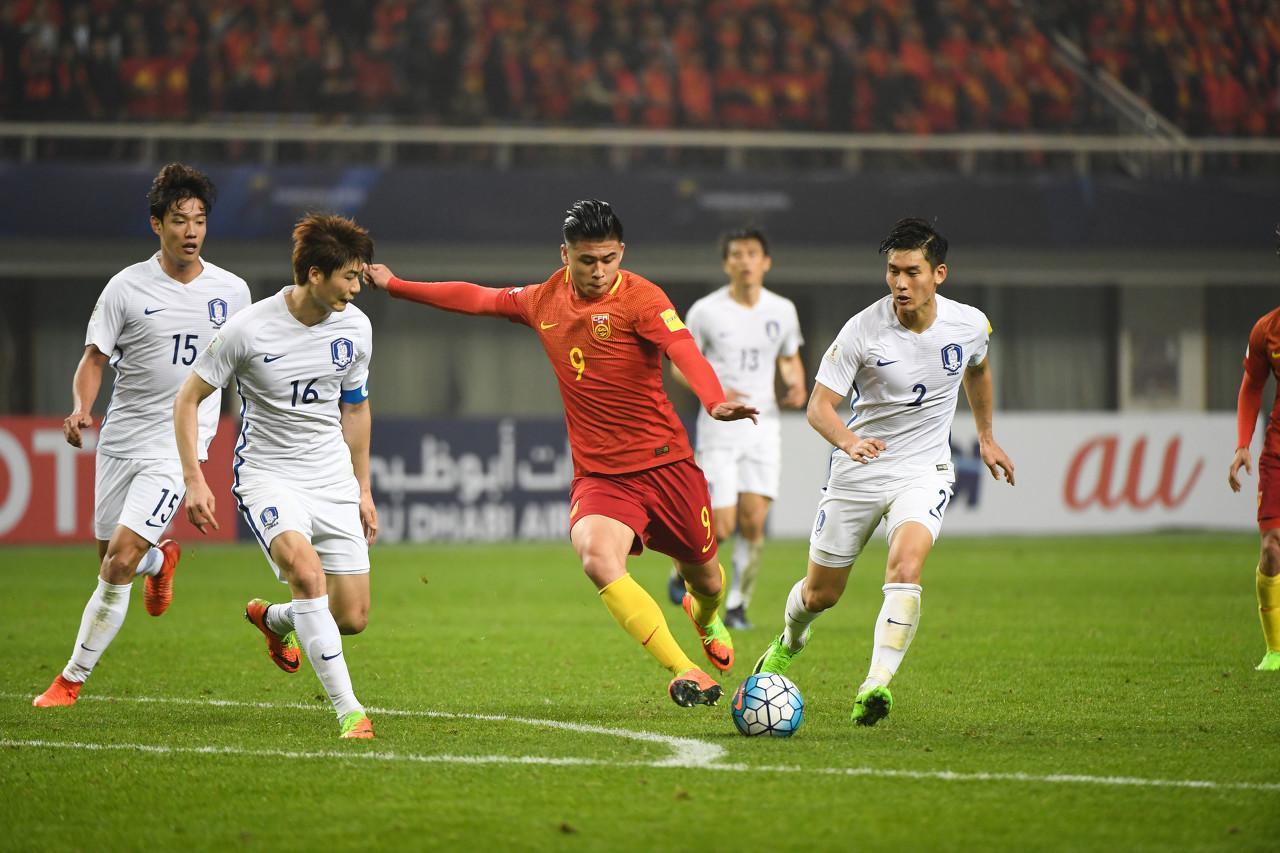 亚运会期间国足小将面对采访自黑：别把我拍成白斩鸡，我是黑切鸭