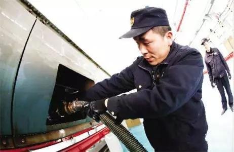 飞机上的排泄物都排去哪儿了啊,飞机上的排泄物到底去哪里了