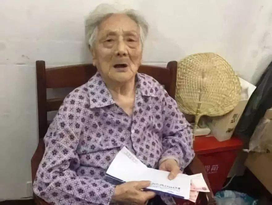 毒打、强奸、*虐性**……他把一个女人的真实故事画成漫画,看到第几张你哭了?